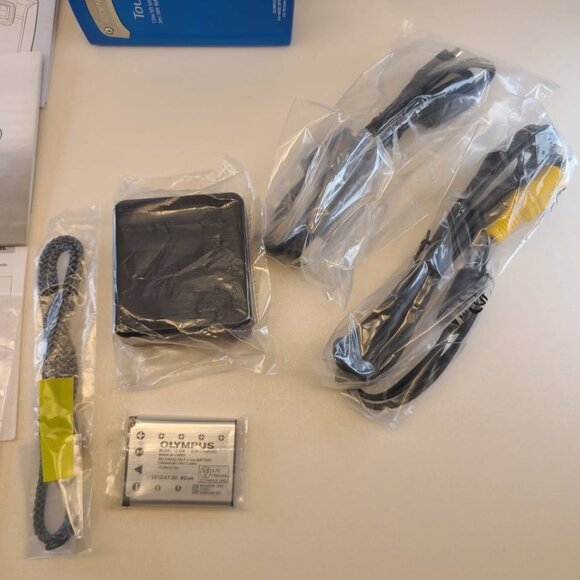 Olympus Tough TG-320 14.0MP Shockproof/Waterproof Blue Digital Camera - Picture 3 of 10